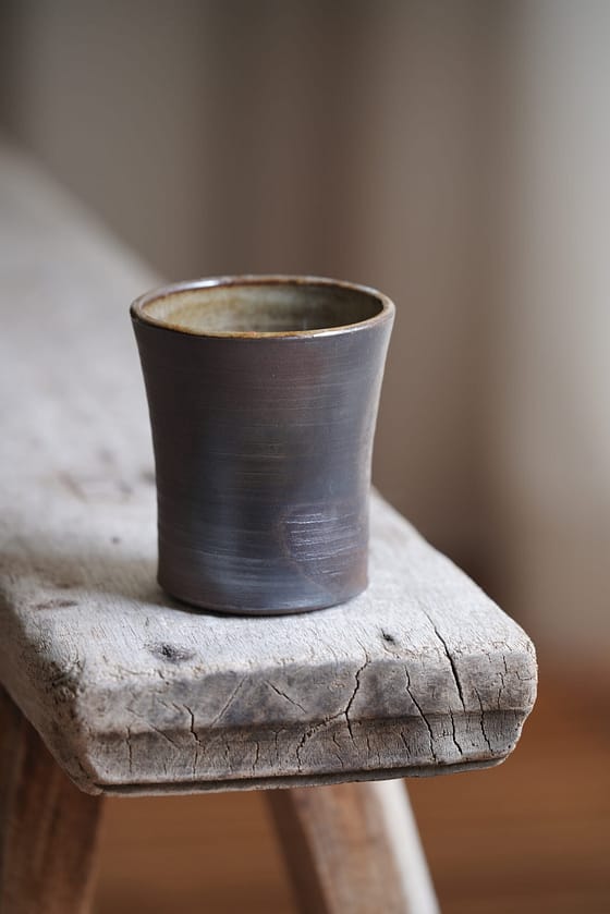 Woodfired collection: Cup with dark flame marks and ash glaze - Image 3