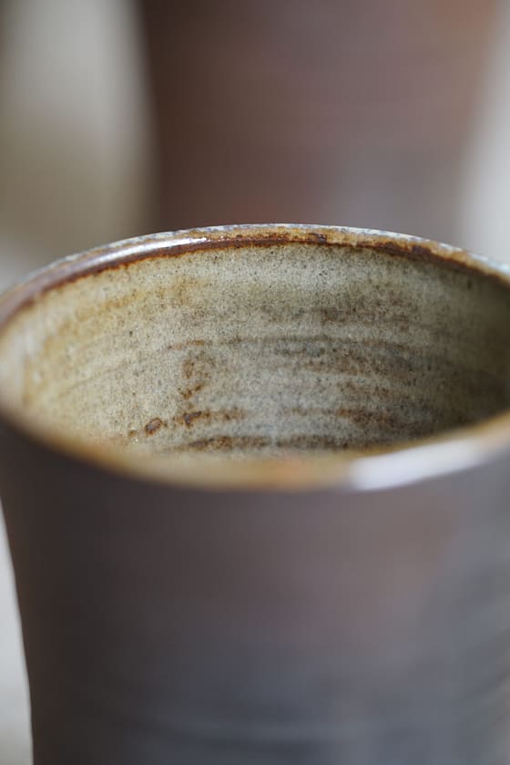 Woodfired collection: Cup with dark flame marks and ash glaze - Image 10