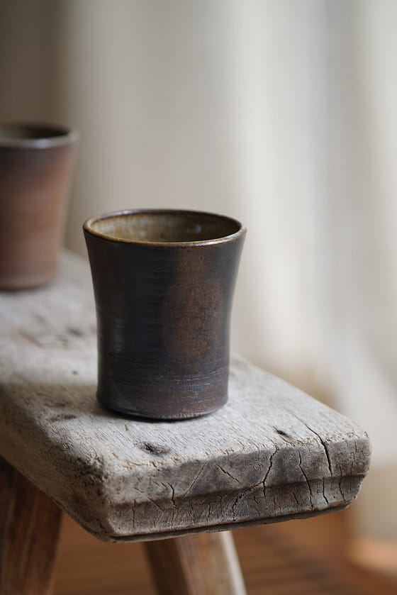 Woodfired collection: Cup with dark flame marks and ash glaze - Image 5