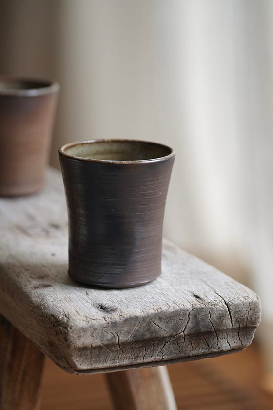 Woodfired collection: Cup with dark flame marks and ash glaze - Image 4