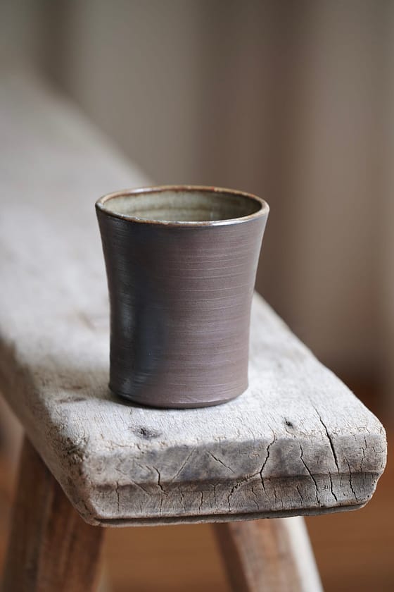 Woodfired collection: Cup with dark flame marks and ash glaze - Image 2